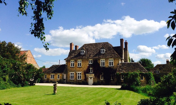 Buscot House | QUNITESSENITALLY ENGLISH MANOR SLEEPS 20 , HOT TUB, BBQ, WILD SWIMMING , BOATING