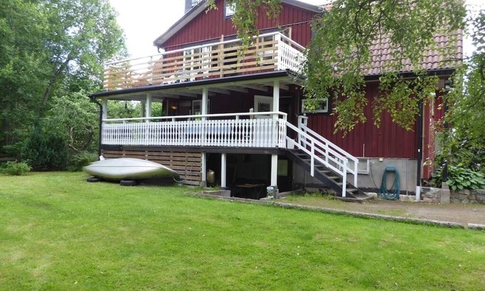 Urshult House | Rössvik-lillegard: Ihr Ferienhaus am Åsnen für Natur, Angeln & Sauna"