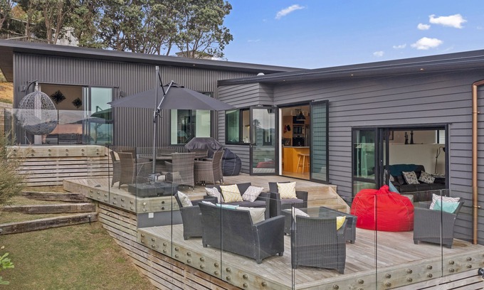 Raglan House | R and R at Robertson - Raglan Holiday Home