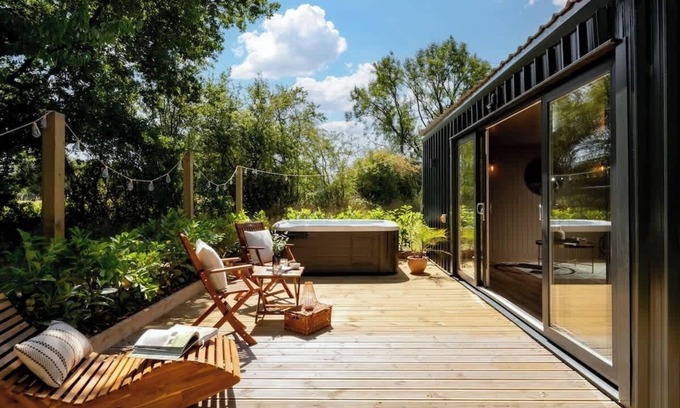 Malmesbury Cabin | Rabbits Warren - Cotswolds Stay with Sauna and Hot Tub