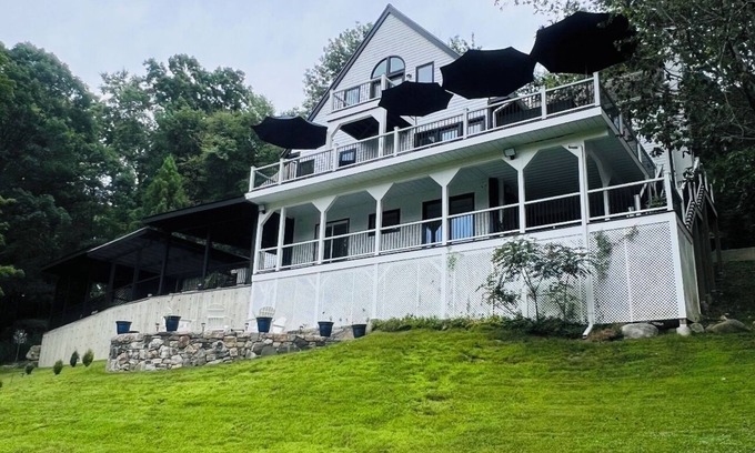 Lewisboro House | RAIN, SNOW OR SHINE! THIS HOUSE HAS ALL YOU NEED AND MORE TO HAVE A GOOD TIME !