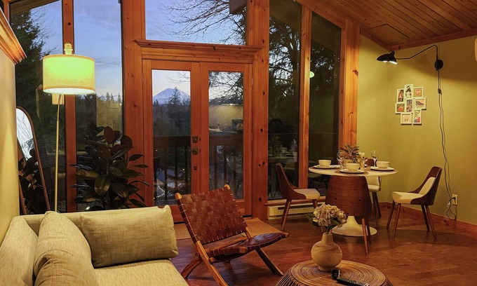 Mirrormont Cabin | Rainier View Lodge - Mountain View Suite in Scenic Issaquah | Seattle gateaway