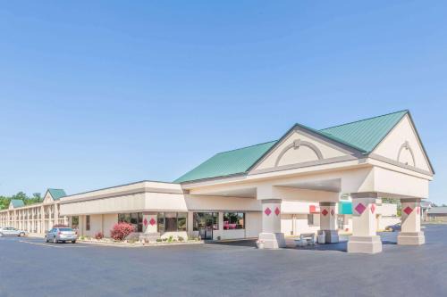 Grayling Hotel | Ramada by Wyndham Grayling Hotel & Conference Center