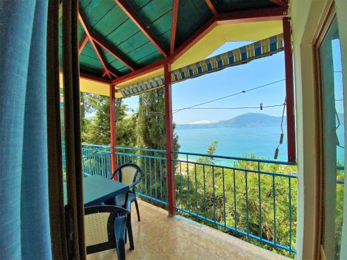 Radhime House | Ramo's Cozy Beachside Haven with Panoramic Views - 2nd