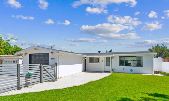 La Presa House | Ranch 3-BR/1-Bth House w Gated Yard, Garage, Crib