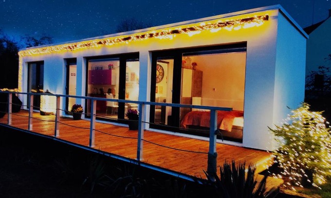 Trsice House | Ranch 66 - Moderní Tiny House Black Swallow ve stylu Route 66 se saunou a bazénem