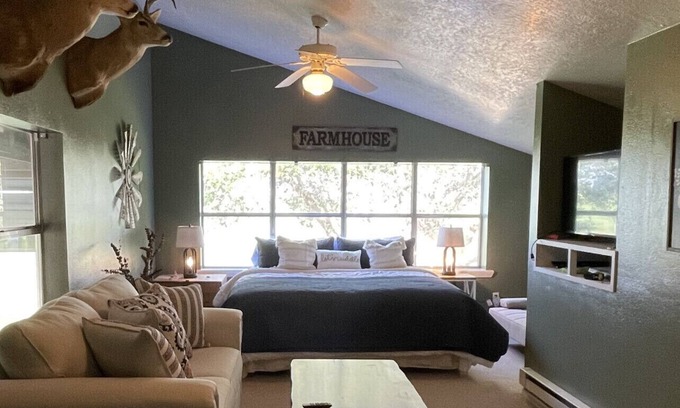 Oakland House | Ranch * Barndominium * Bass Fishing * Country Life * Family Fun * Splashway!