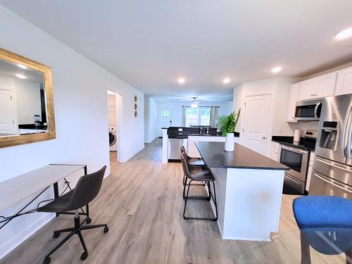 University Place House | Ranch Home! Near UNCC, Medieval, Pavilion & Uptown
