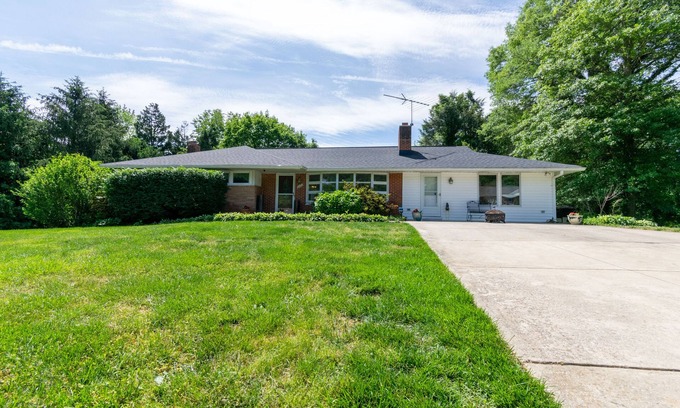 Simpsonville House | Rancher, pets welcome, Wash/Balt/Annplis family friendly Pool table, deck, river