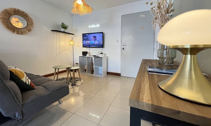 Sainte-Clotilde Centre Apartment | Raphael, T2 apartment with terrace and landscaped garden