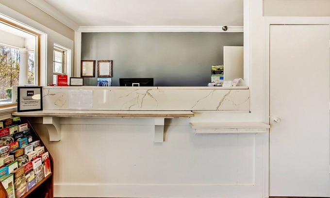 Ridgeland Hotel | Rare Find! Free Parking, Near Blue Heron Nature Center and Harold Turpin Park
