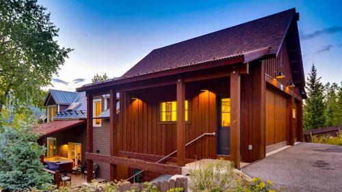 Weisshorn House | Raven's Call Chalet