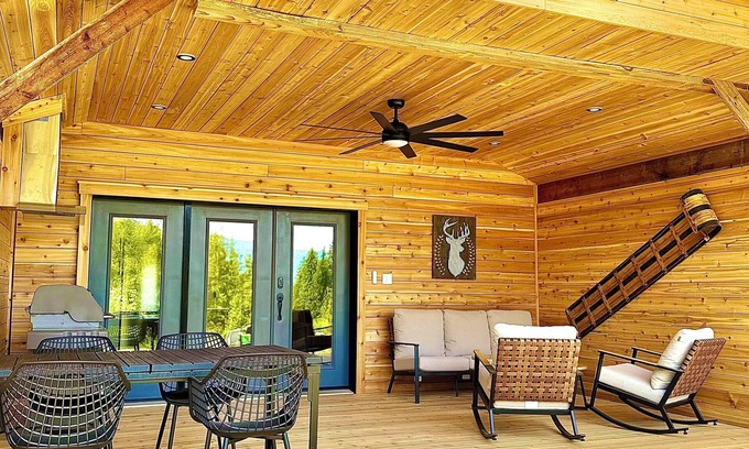 Balfour Ski Chalet | RAVEN’S NEST * Luxury Mountain Chalet * Spectacular Indoor & Outdoor living!