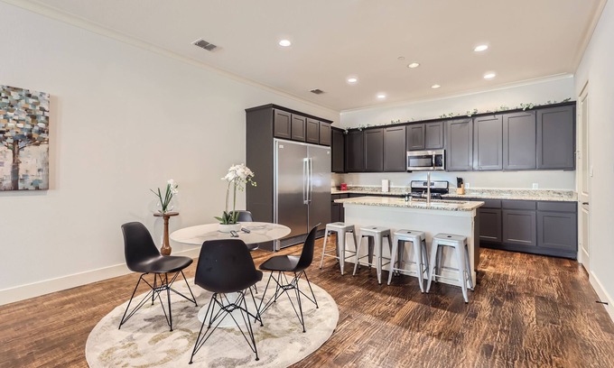 Oak Lawn House | Rawlins 405: Luxury Two-Story Townhome in Dallas