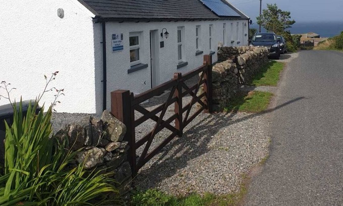 Damnaglaur Cottage | Rawson cottage 2 bedroom sunhouse in garden private parking