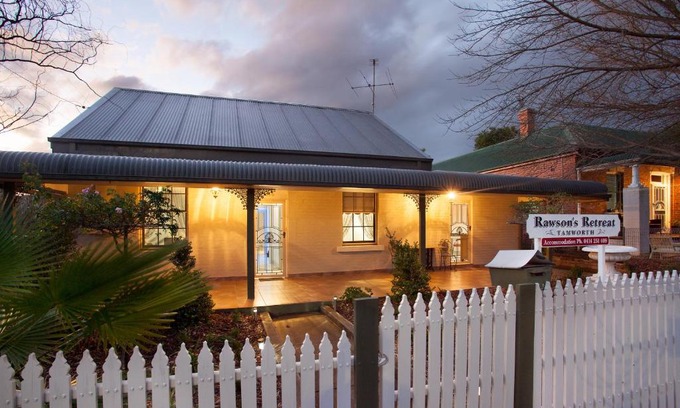 East Tamworth House | Rawson's Retreat - Five Bedroom Home - Walk CBD - Includes Breakfast