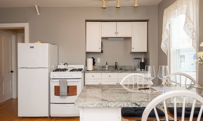 Beverly Apartment | Re-listed: Adorable Condo Beverly - Salem - Halloween