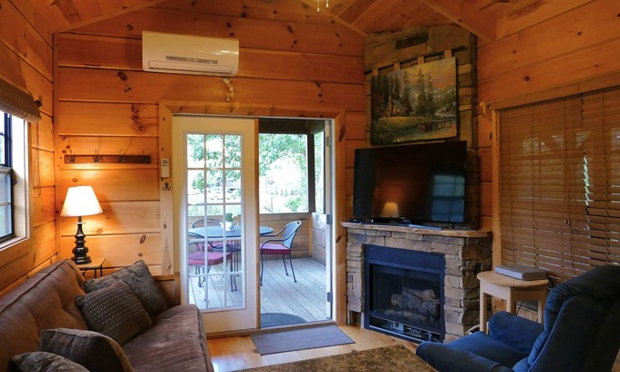 Linville Cabin | Real Logs-1BR, sleeping loft & futon-sleeps 6. Riverside w/Hot Tub