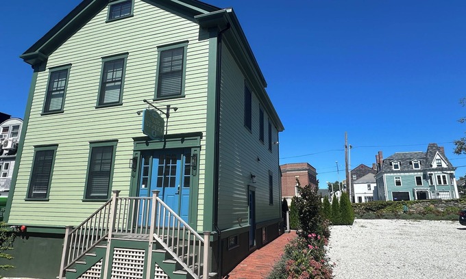 Yachting Village House | Recently Renovated Entire House in Downtown Newport Sleeps 16/Off street parking