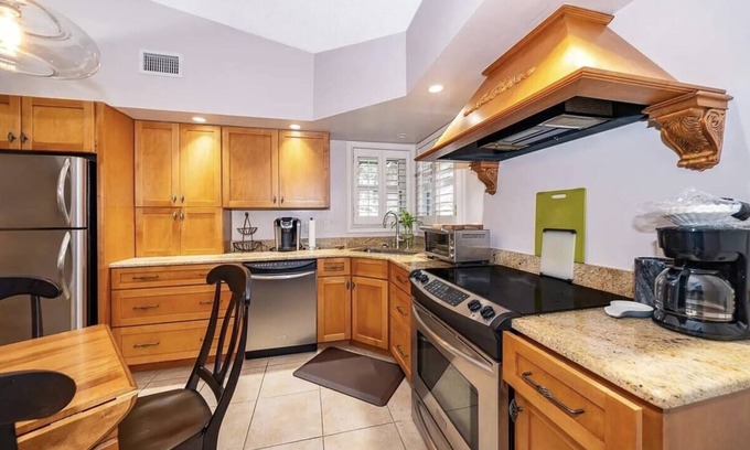Forest City House | Recently Updated 2 bedroom 1.5 Bath House. Close to Shopping and Theme Parks