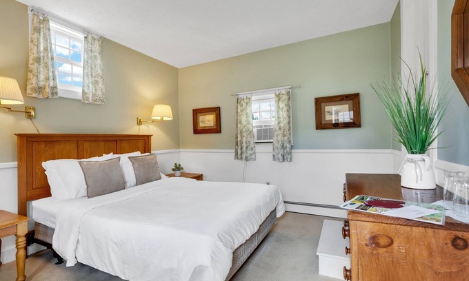 Mendon Apartment | Red Clover Inn Two Bedroom Suite near Killington