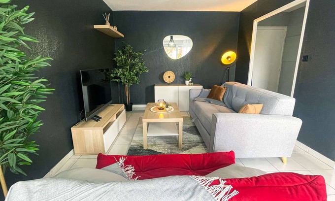 Saint - Martin - du - Touch Apartment | Red Lounge - piscine et jardin