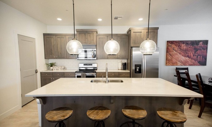 Washington Fields Condo | ⛏️ Red Rock ⛏️ Adventurous Desert Experience | POOL IS OPEN!