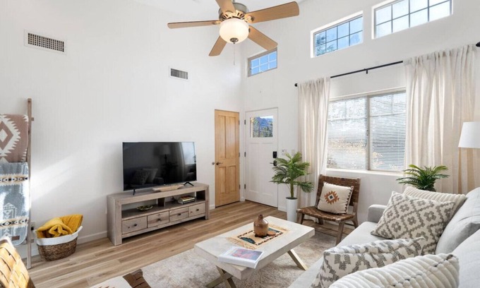 Uptown Sedona House | Red Rock Views | Hot Tub | Walk to Everything