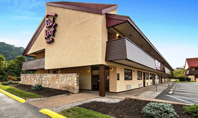 Tad Hotel | Red Roof Inn Charleston - Kanawha City, WV