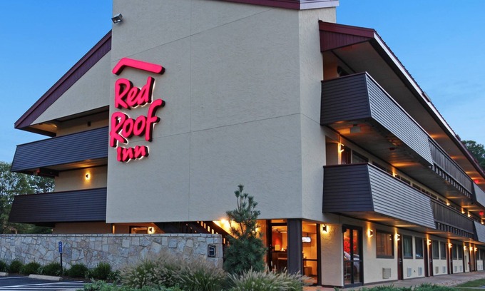 Coliseum Central Hotel | Red Roof Inn Hampton Coliseum & Convention Center