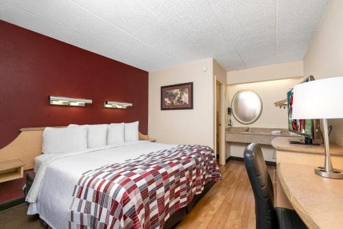 Edgewood Hotel | Red Roof Inn Louisville Expo Airport