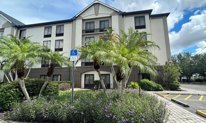 Biggar Hotel | Red Roof PLUS+ Fort Myers