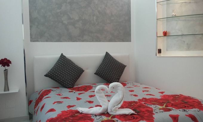 Casa Santa Apartment | RED WI-FI FREE TULIP APARTMENT