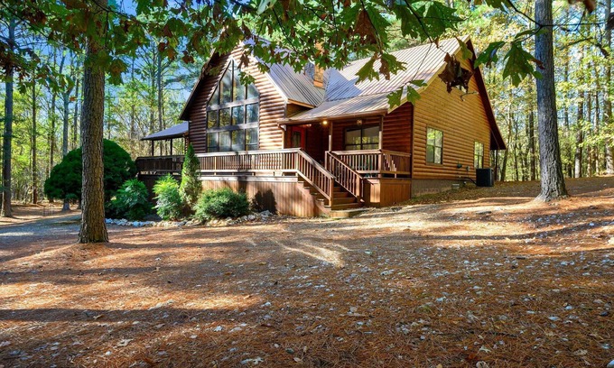 Broken Bow Cabin | Red Wing Lodge is a remarkably spacious 4 bedroom, 3 1/2-bathroom cabin located just minutes from Broken Bow Lake