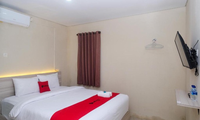 Laweyan Hotel | RedDoorz Plus near RS JIH Solo