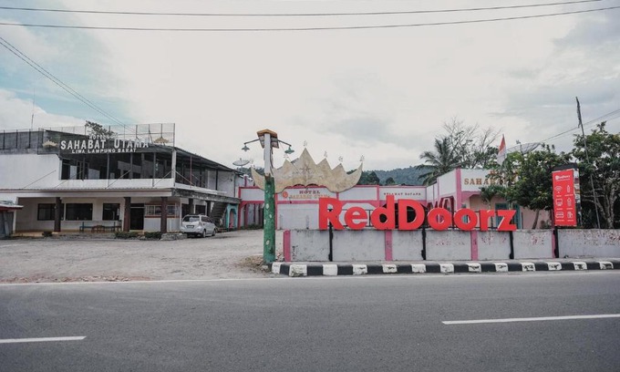 Gunung Sugih Hotel | RedDoorz Syariah near Kebun Raya Liwa
