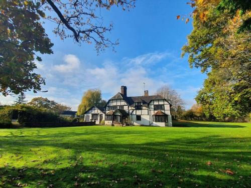 Pulborough House | Redlands Farmhouse built 17th century self checkin