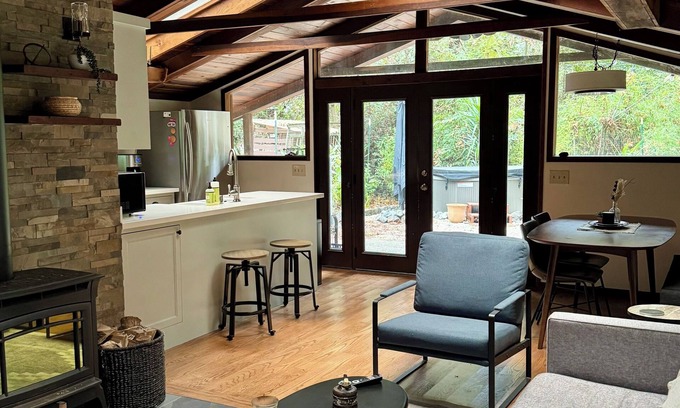 Summerhome Park Cabin | Redwood Cabin - with Wine Tasting and Hot Tub