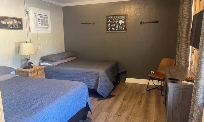 Mead Cabin | Reel Em Inn: Cozy, Clean, 1 Mile from Lake Texoma! Perfect for Weekend Getaways