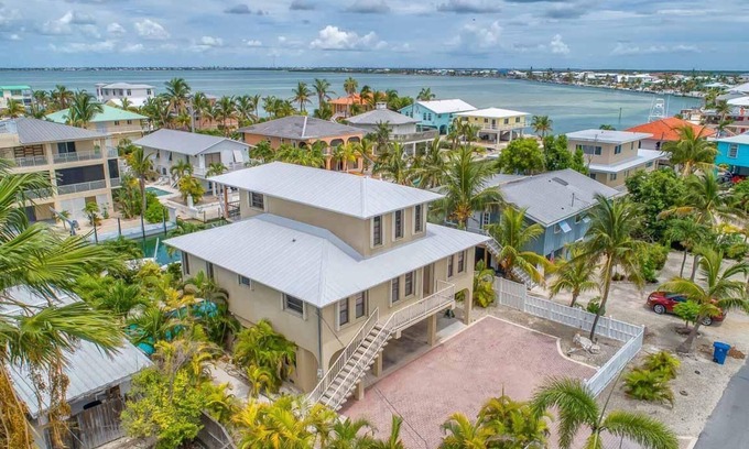 Summerland Key House | REEL ESCAPE - 4 Bedroom/2 Bathroom w/Pool, Boat Dock & Sleeps 8!