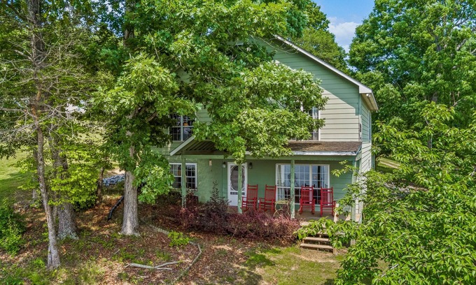 Cedar Bluff House | Reel Paradise-sleeps 10 w/covered dock on year round water
