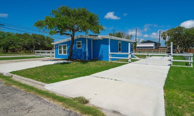 Aransas Pass House | Reel Redneck Retreat-Boat & RV Parking Onsite-Less than 5 minutes from Mickey's!