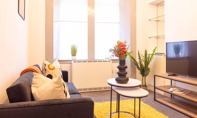 Dumbarton Apartment | Refreshing Modern Apartment in Dumbarton