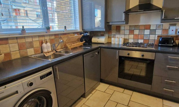 Woodlands House | Refurbed, Modern & Stylish 3BD w/Garden/Pets OK