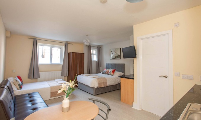 London Borough of Bromley Apartment | *REFURBISHED* Studio (1) 25 mins to London Bridge