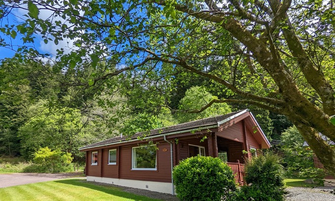 Rashfield Cabin | Refurbished Stylish, Comfy & Cosy traditional log cabin, dogs & families welcome
