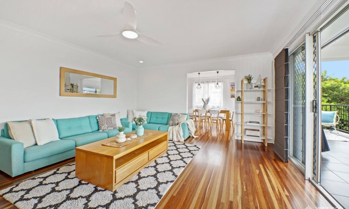 Taranganba House | RELAX @ 48 - CLOSE TO BEACH (sleeps 7)