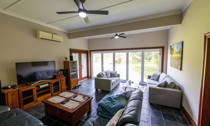 Salt Ash House | RELAX AND UNWIND AND ENJOY THE COASTAL VIBE.