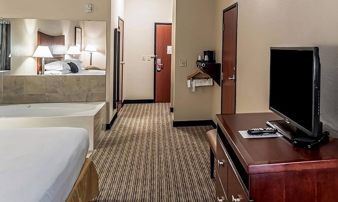 Mineral Wells Hotel | Relax and Unwind! Onsite Pool, Free Parking, Free Breakfast!