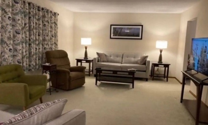 Albert Lea House | Relax by Fountian Lake, 3 bedroom beautiful home with large yard,
